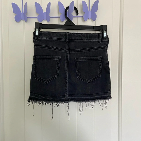 EUC | Oshkosh B’gosh girl’s black denim distressed hem miniskirt — size 5/5A - Picture 2 of 4